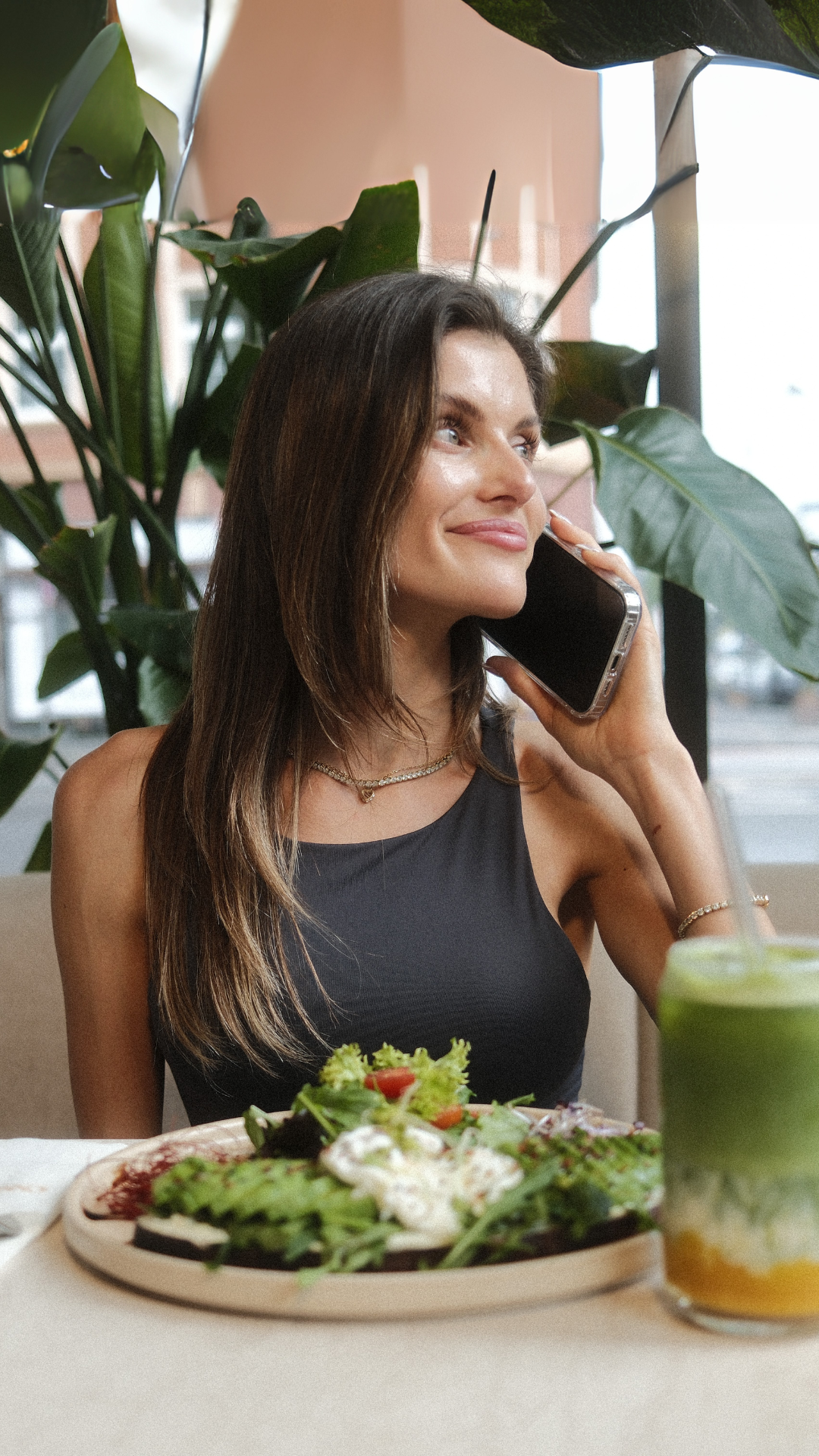 ophie, Eventplanerin & Wellness-Fan, trinkt einen Iced Mango Matcha Latte im Essential Café Frankfurt Ostend – Matcha statt Espresso.