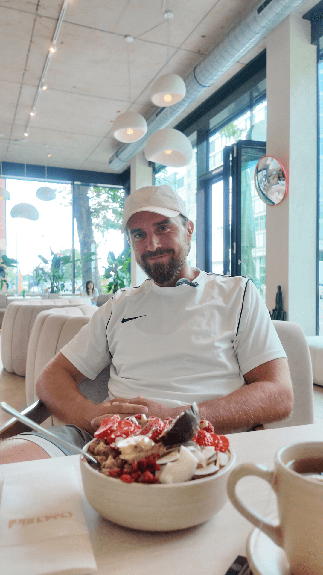 Fußball-Trainer Faton genießt eine Açaí Bowl im Essential Café Frankfurt Ostend – gesunde Energie zwischen Trainingseinheiten.