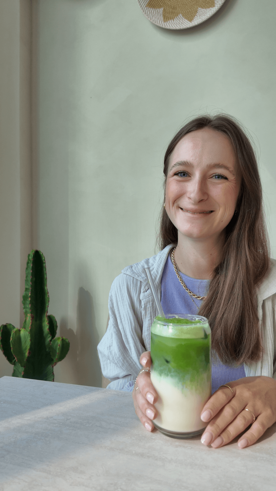 Jessica genießt einen Green Detox Saft und Omelette beim Brunch im Essential Café Frankfurt Ostend – gesunder Start in den Tag.